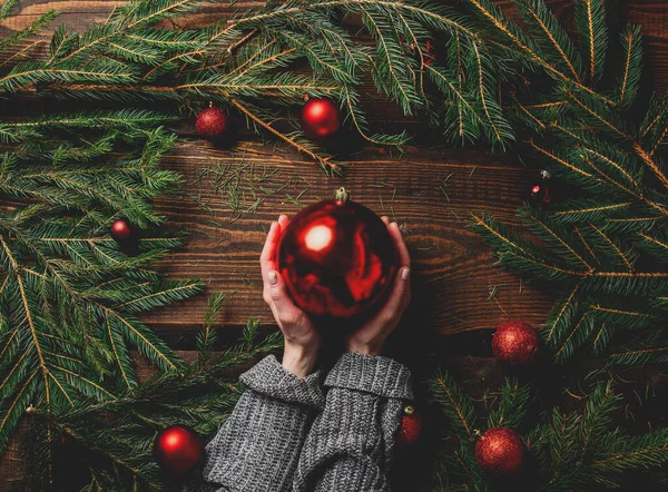 Les Mains Féminines Tiennent Boule Rouge Côté Décoration Noël — Photo