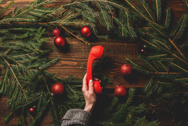 Las Manos Femeninas Sostienen Auricular Rojo Junto Decoración Navidad —  Fotos de Stock