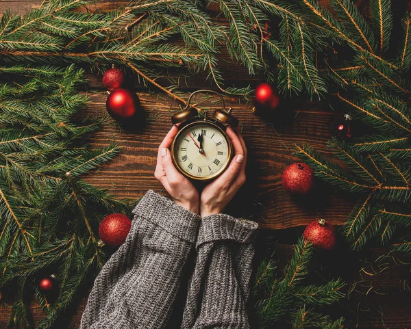 Les Mains Féminines Tiennent Réveil Côté Décoration Noël — Photo