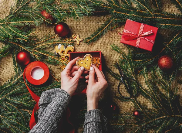 Vrouwelijke Handen Verpakken Koekjes Een Doos Naast Kerstversiering — Stockfoto