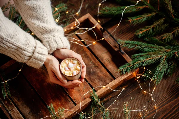 Vrouwelijke Hand Houdt Kopje Koffie Marshmallows Houten Dienblad — Stockfoto