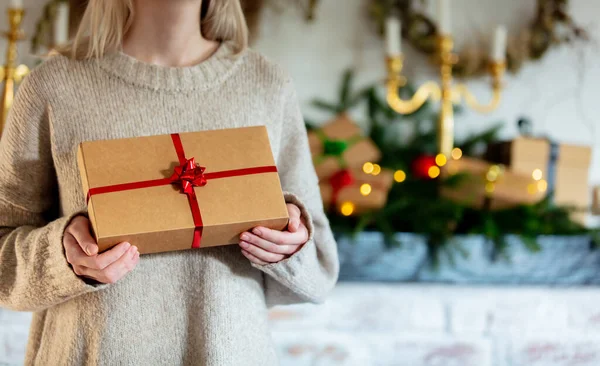 Kvinna Hålla Presentförpackning Nära Jul Dekorerad Öppen Spis Hemma — Stockfoto