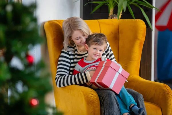 Mamma Och Son Sitter Fåtölj Med Gåva — Stockfoto