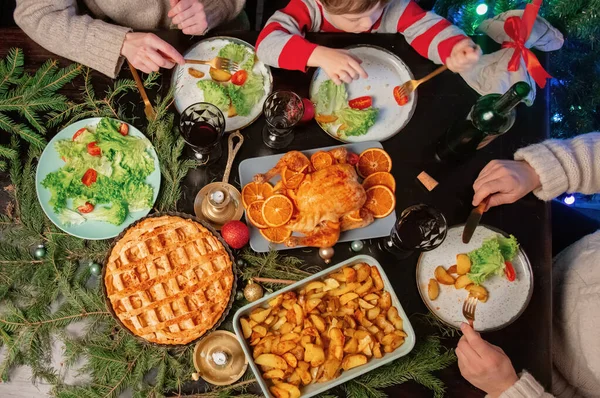 Familie Met Kerst Diner Bovenaanzicht — Stockfoto