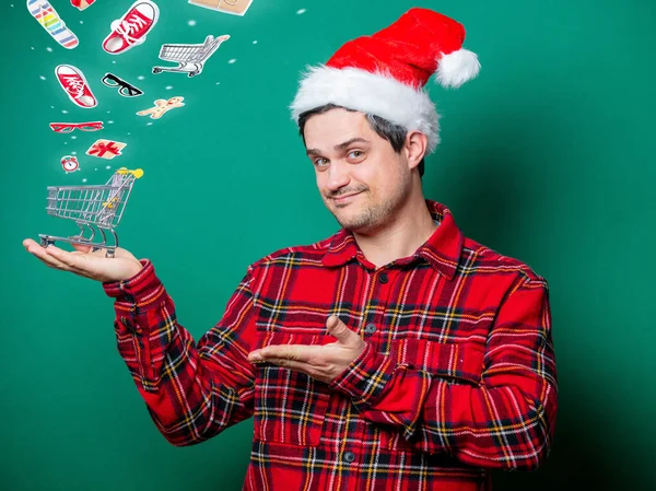 Kerst Hoed Tartan Shirt Met Winkelwagen Groene Achtergrond — Stockfoto