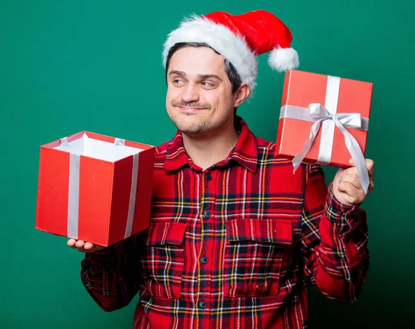 Kerst Hoed Tartan Shirt Met Geschenkdoos Groene Achtergrond — Stockfoto
