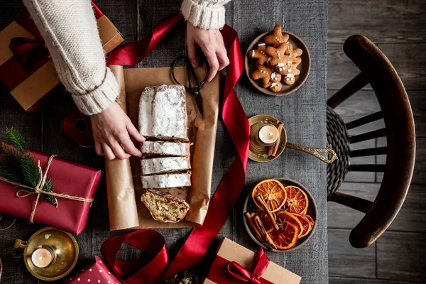 Vrouw Wikkelt Stollen Als Een Geschenk Een Tafel — Stockfoto