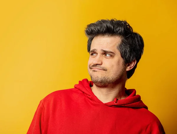 Verrassende Man Rood Sweatshirt Gele Achtergrond — Stockfoto