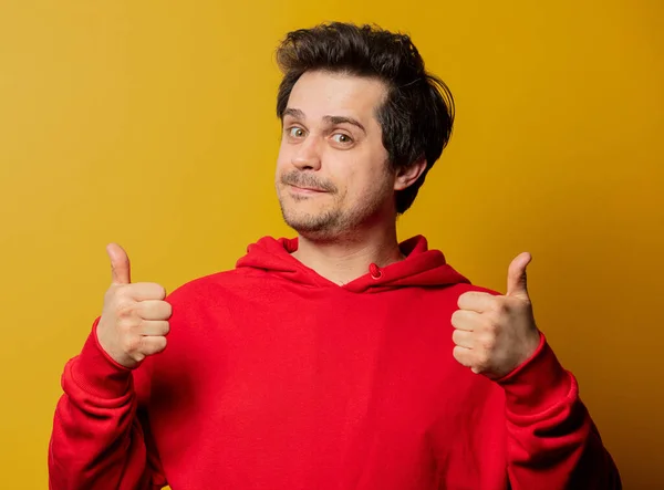 Branco Cara Vermelho Sweatshirt Mostrar Gesto Amarelo Fundo — Fotografia de Stock