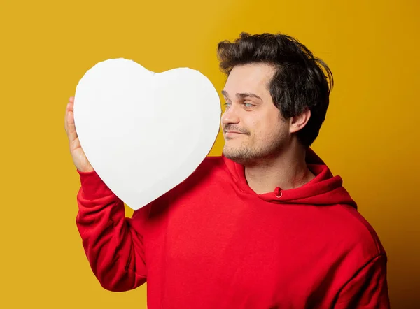 Glimlachende Witte Man Rood Sweatshirt Met Hart Vorm Mockup Gele — Stockfoto