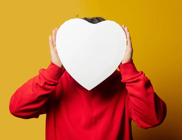 Sorrindo Cara Branco Camisola Vermelha Com Forma Coração Mockup Fundo — Fotografia de Stock