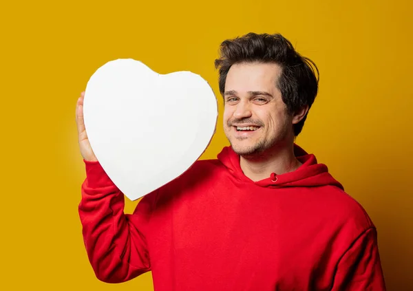 Sorrindo Cara Branco Camisola Vermelha Com Forma Coração Mockup Fundo — Fotografia de Stock