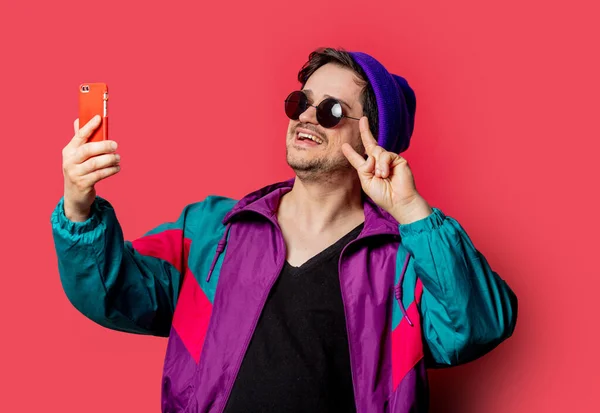 Cara Engraçado Estilo Jaqueta Óculos Sol Fazer Selfie Backgorund Vermelho — Fotografia de Stock