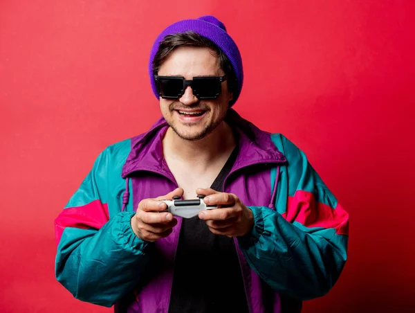 Lustiger Typ 80Er Jahre Jacke Und Sonnenbrille Hält Spielcontroller Auf — Stockfoto