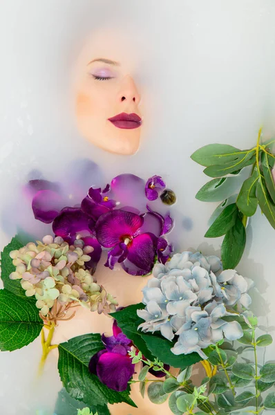 女性は花と一緒にお風呂に入り — ストック写真