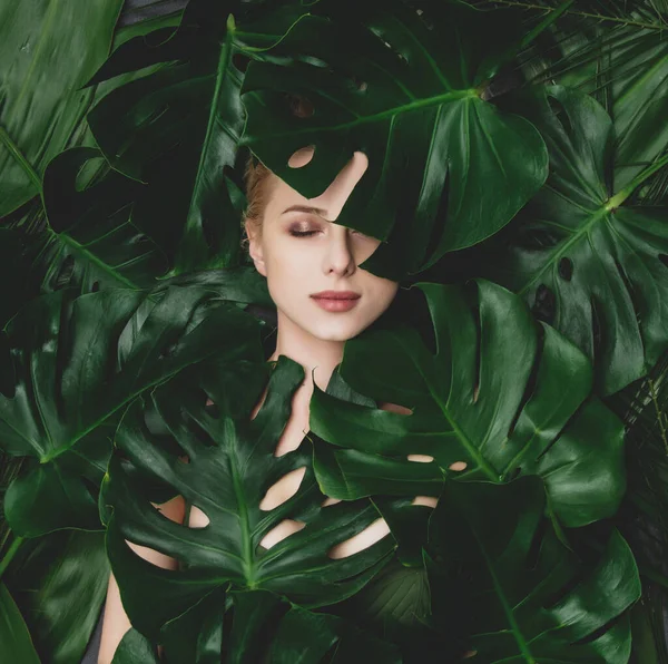 ヤシの葉を持つ美しい白い女性 — ストック写真