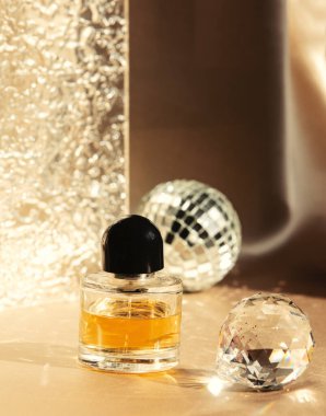 Cam süslemeli lüks parfüm şişesi.