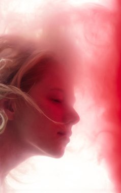 Suyun altında kırmızı boyalı bir kadın. 