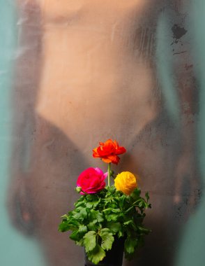 Çiçekler ve arka planda siyah bir kadın. Görünümün üstünde