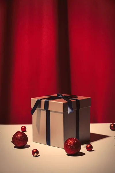Rood Kerstcadeau Linten Met Kerstballen — Stockfoto