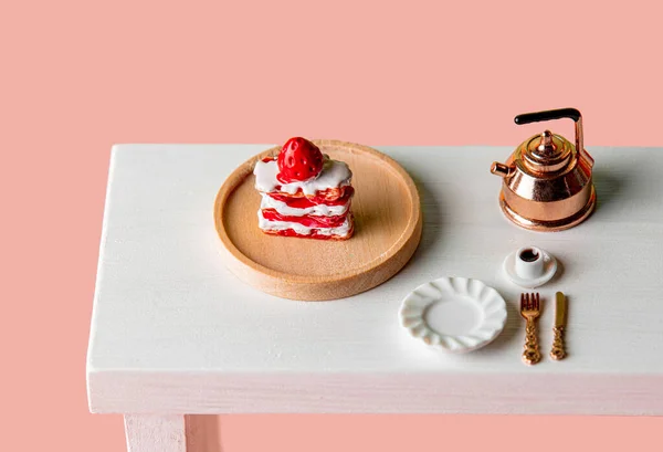 Pastel Miniatura Taza Café Sobre Una Mesa Sobre Fondo Rosa —  Fotos de Stock