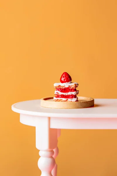黄色背景桌子上的甜蛋糕 — 图库照片