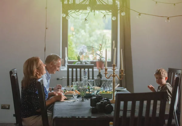 Grootouders Kleinzoon Aan Tafel Tijdens Het Diner — Stockfoto