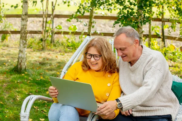 Starší Muž Žena Sedí Křeslech Používají Notebook Zahradě — Stock fotografie