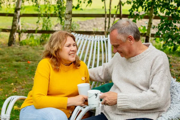 Starší Muž Žena Sedí Křeslech Popíjejí Čaj Zahradě — Stock fotografie