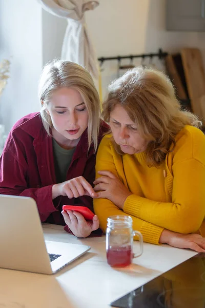 Svärmor Med Kvinna Som Surfar Internet Laptop Köket Huset — Stockfoto