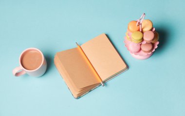 mavi arka plan üstünde not etmek 