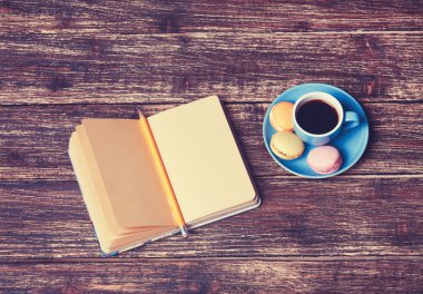 Fincan kahve ve macarons