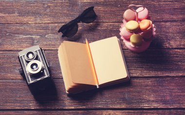 ahşap bir masa üstünde defter