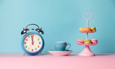 Fincan kahve ve çalar saat