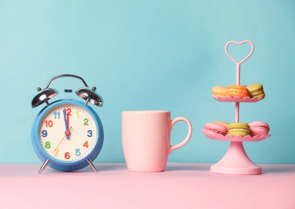 Fincan kahve ve çalar saat — Stok fotoğraf