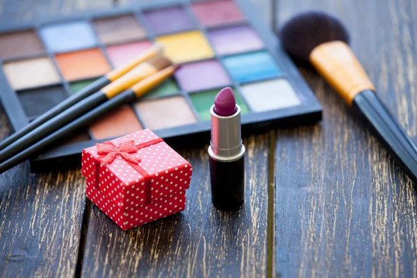 Gift box and brushes for makeup — Stock Photo, Image