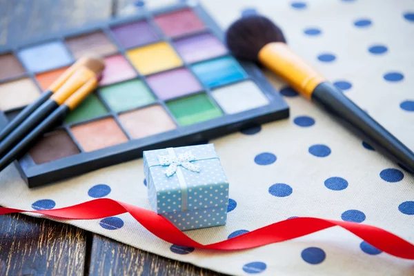 Caja de regalo y cosméticos — Foto de Stock