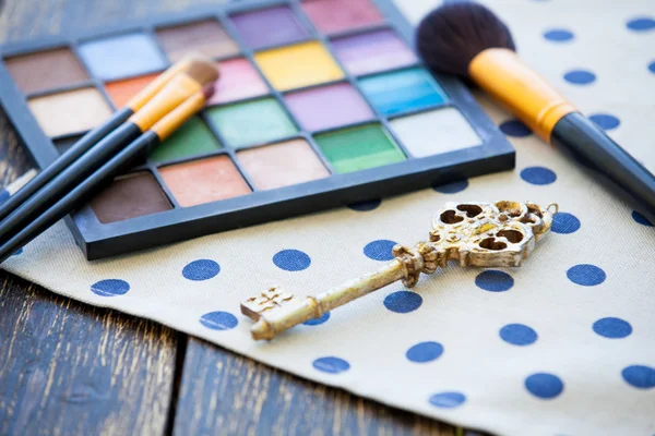 Vintage key and brushes for makeup — Stock Photo, Image