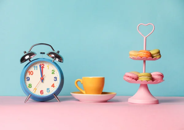 一杯のコーヒーと目覚まし時計 — ストック写真