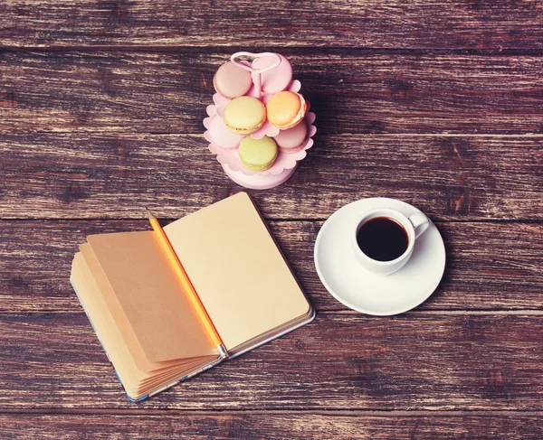 Taza de café y macarrones —  Fotos de Stock