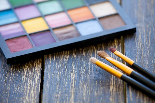 Escovas para maquiagem com paleta — Fotografia de Stock