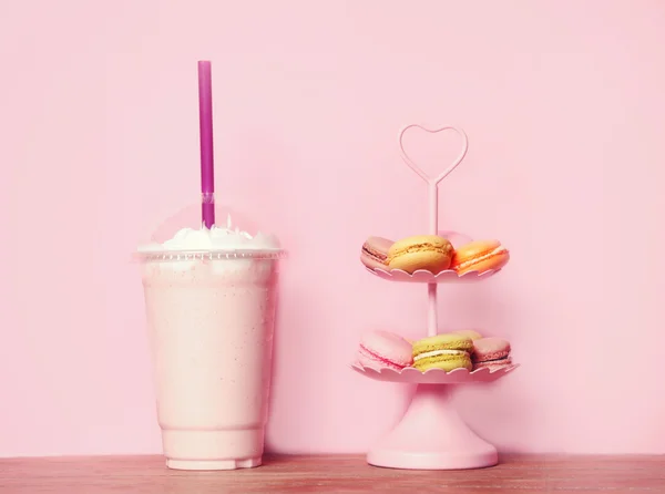 Milkshake con coloridos macarrones — Foto de Stock