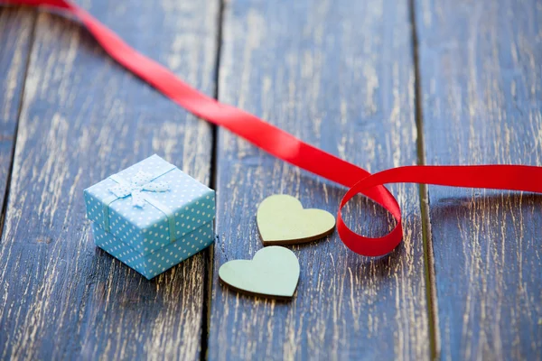 Two hearts shape toys and gift — Stock Photo, Image