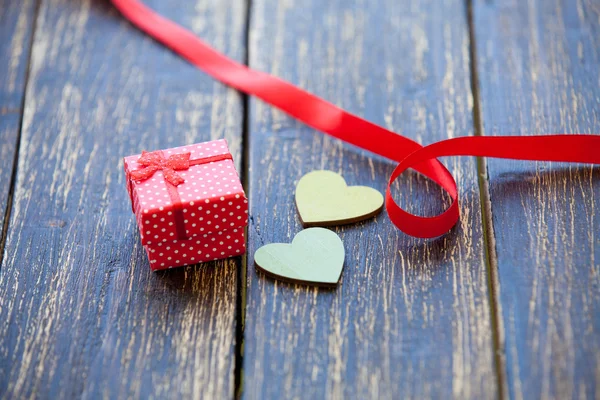 Two hearts shape toys and gift — Stock Photo, Image