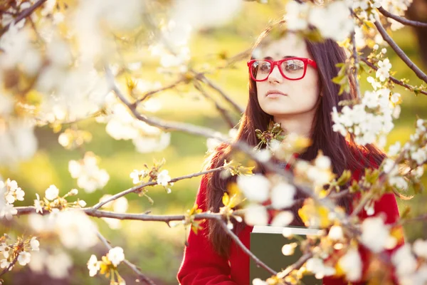 Brunette vrouw met boek — Stockfoto