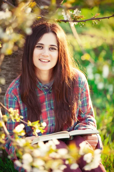 Femme en chemise avec livre — Photo