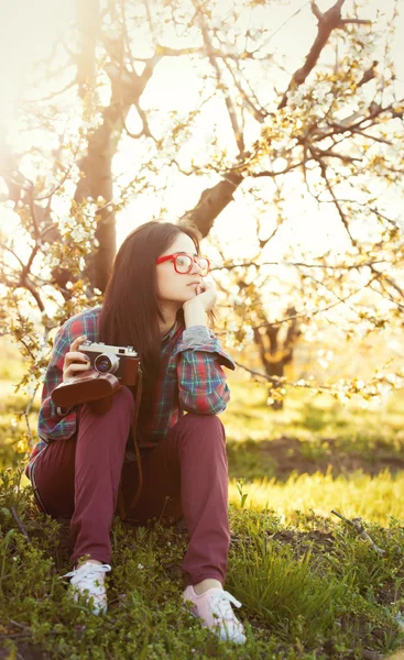 Vrouw in shirt met camera — Stockfoto