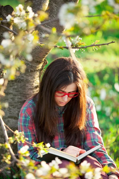 Mujer con camisa y libro — Foto de Stock