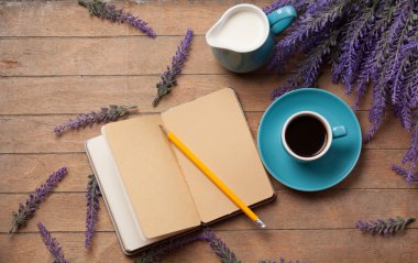 Defterli bir fincan kahve. 