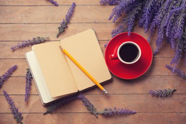 Defterli bir fincan kahve. 